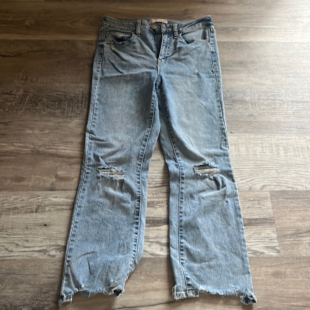 cute light wash jeans never worn. Super flattering in general very stretchy